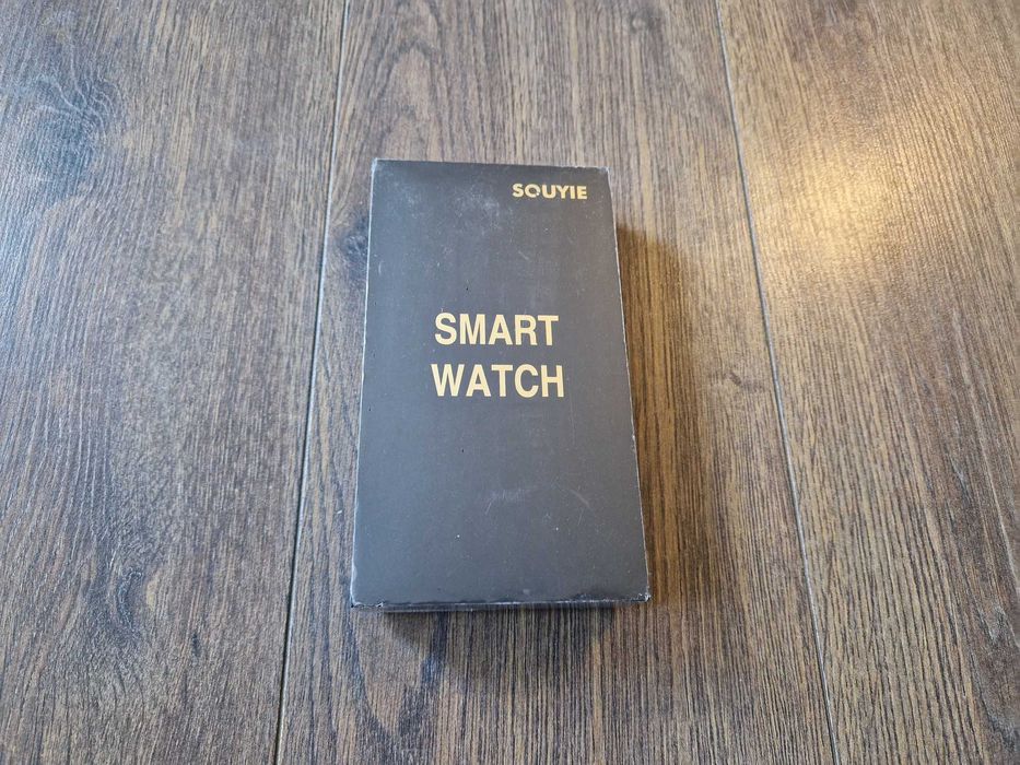 Smartwatch z ekranem AMOLED, latarką LED i funkcjami outdoor