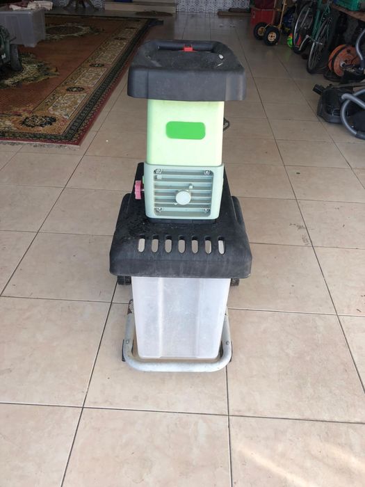 Maquina trituradora de folhas e galhos