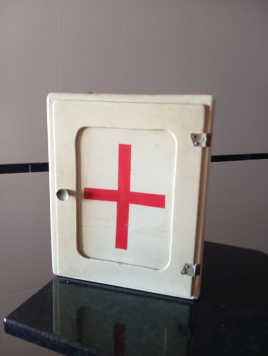 Armário de casa de banho antigo