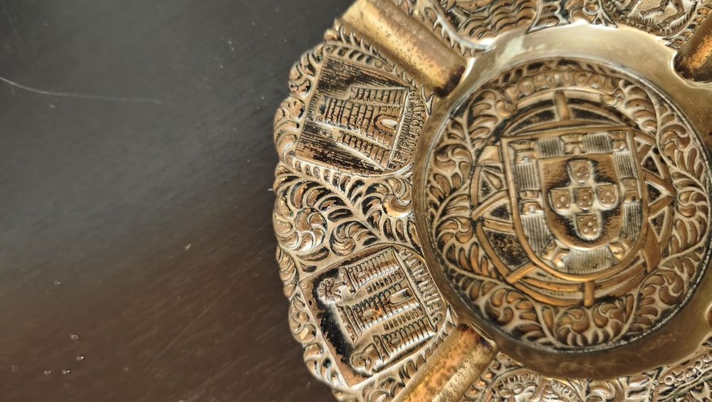 Cinzeiro Antigo em Bronze Maciço - Brasões de Portugal e Colónias (822g)