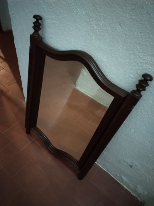 Espelho biselado de parede com moldura em madeira