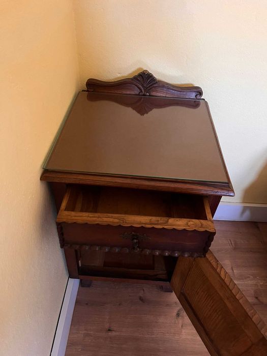 2 mesas de cabeceira e 1 cómoda com 4 gavetas