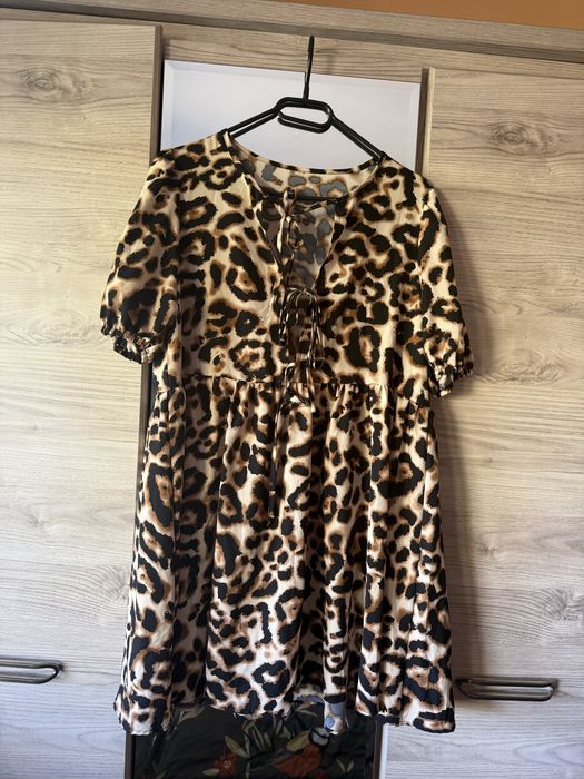 Brązowa panterkowa sukienka overize z wiązaniem na dekolcie luźna shei