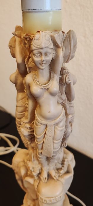 Candeeiro de mesa com motivos indianos