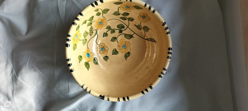 tigela ou alguidar antigo em barro vidrado, pintado à mão, típico da olaria tradicional e cerâmica popular portuguesa