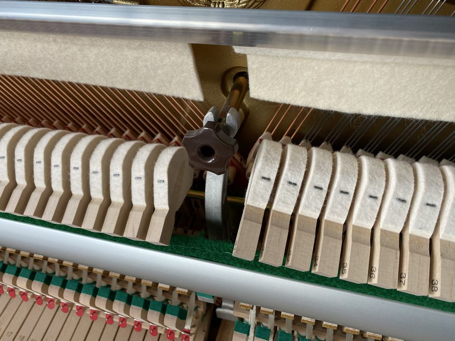 Piękne, czarne pianino Yamaha B2