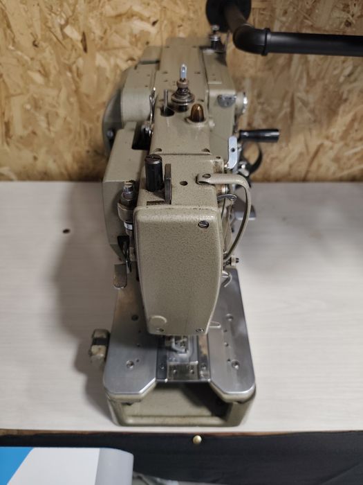 Máquina de casear e máquina de pregar botões
