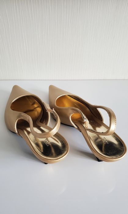 Нові жіночі слінгбеки від Zara в Gold  кольорі.