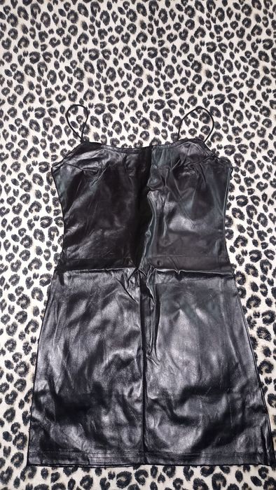 Коротенька чорна сукня