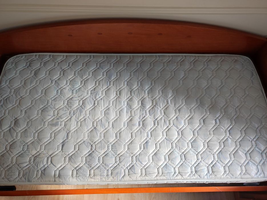 Cama dupla com estrado