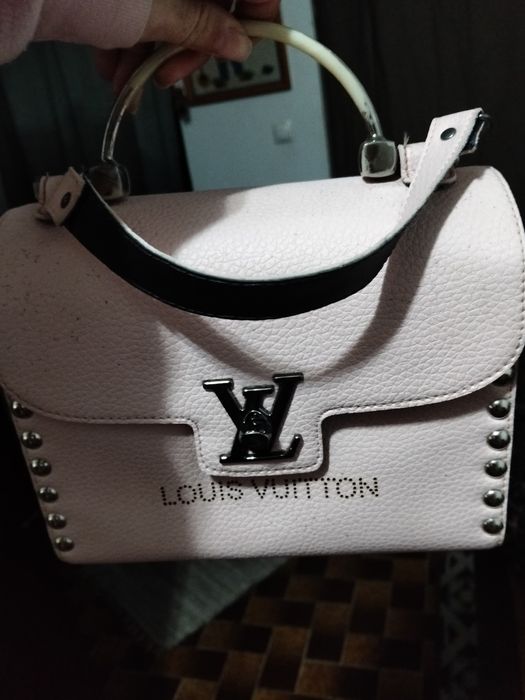 Mala Louis Vuitton cor de rosa para restaurar  é de grife 
Muito Lind