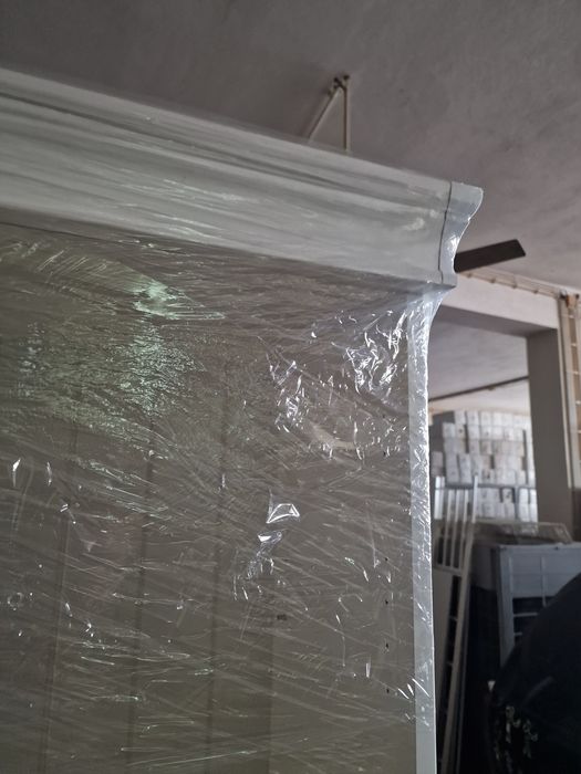 Estante branca de madeira