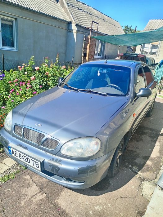 Продам Ланос 1.5 в хорошем состоянии. Газ евро 4, стеклоподъёмники, гидроусилитель руля. Коробка не хрустит не гудит не выбивает.С родным не крученым пробегом. Масло не берет, не дымит нетроит. Десять тысяч назад менялсь помпа, грм, делалась голова, перебрался генерато, менялся резонатор и глушитель. На кузове пресуцтвуют следы эксплуатации. Продается со снятием с учёта. Торг присутствует. 09*********42
