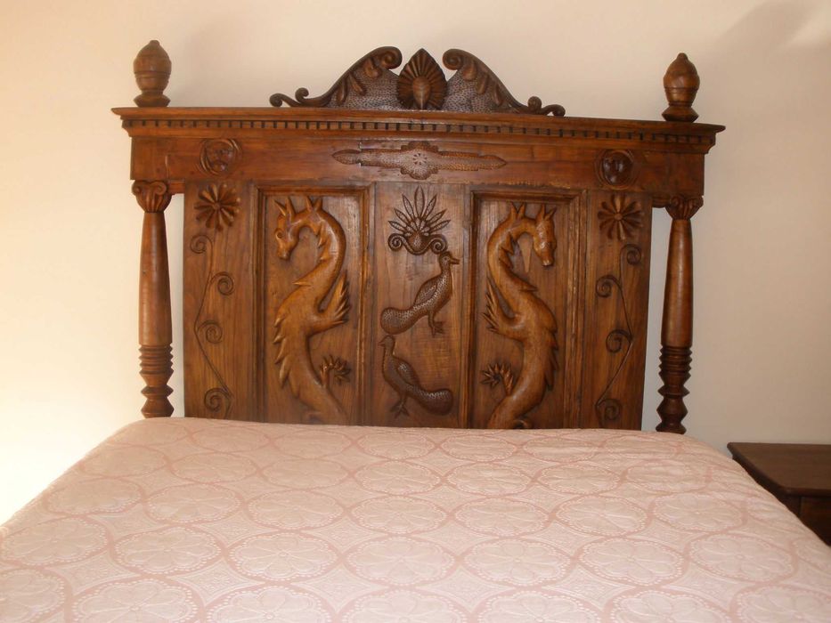 Cama antiga de madeira