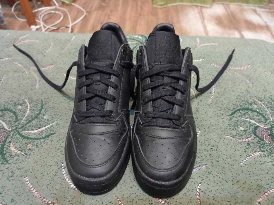 Кроссовки кожаные Adidas оригинал размер-40 стелька- 25см