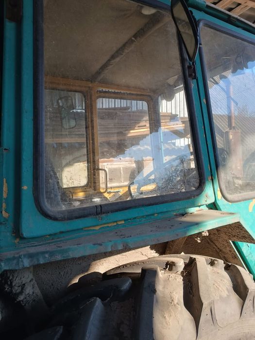 Трактор з документами.