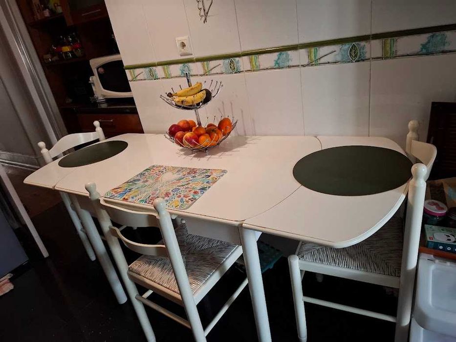 Mesa de cozinha EXTENSÍVEL e 3 cadeiras INCLUIDAS