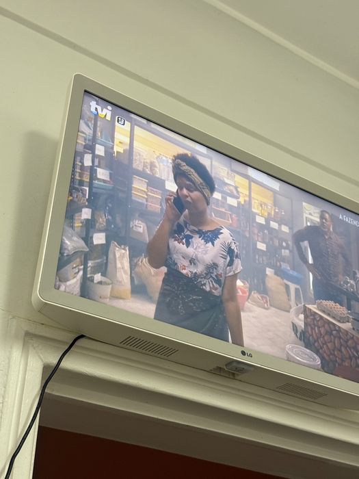 TV LG 24TQ510S (LED - 24'' - 61 cm - Smart Tv) como nova