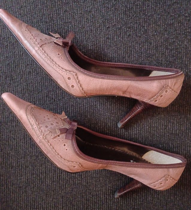 BAIXOU O PREÇO!!! 2,99€!!! Bonito Sapato salto alto, tipo Scarpin.