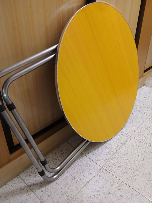 Vende-se mesa redonda