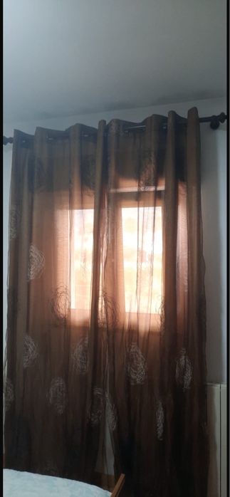 Cortinas Roxas e Castanhas