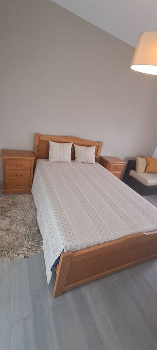 Cama casal c mesas cabeceira.64285475392641120