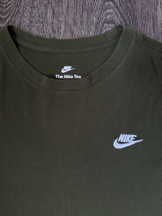 Футболка Nike Club в стильному оливковому кольорі