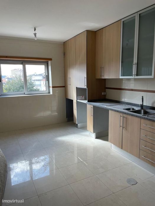 Apartamento T2 com garagem e elevador em Águeda