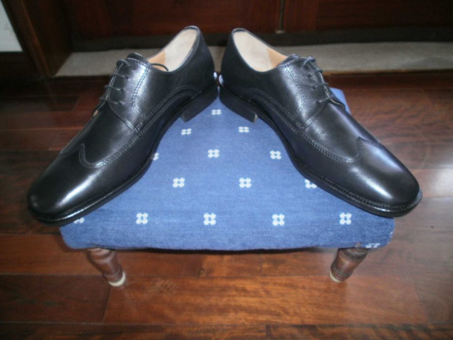 Sapatos pretos de homem com atacadores em pele