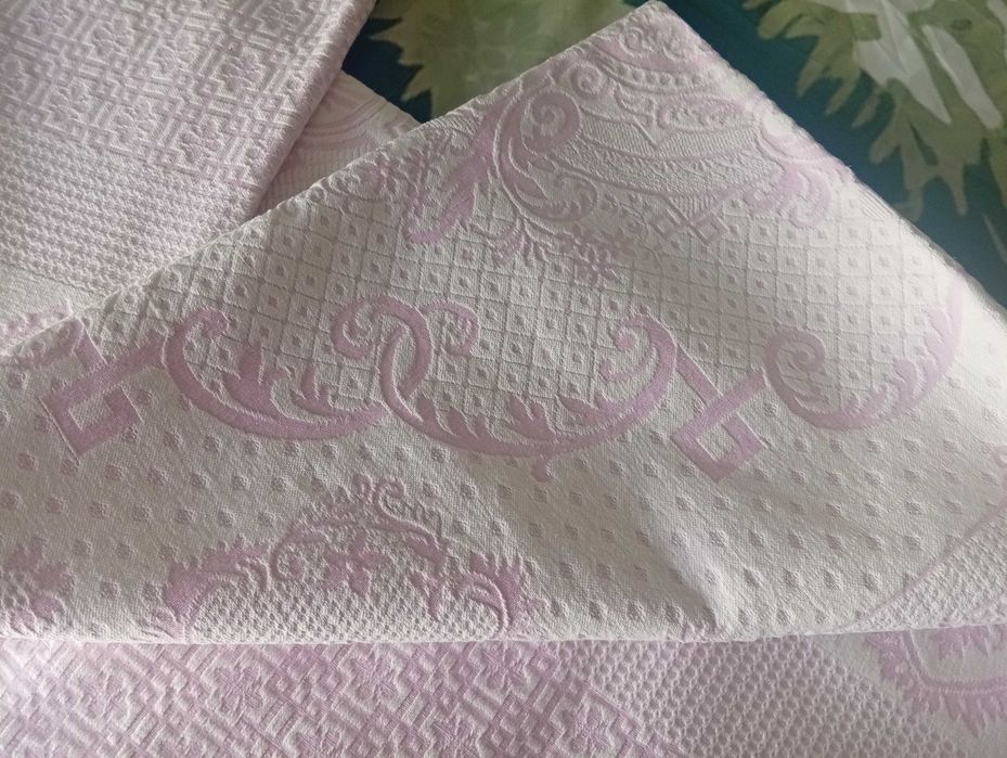 Colcha vintage, padrão damasco, muito antiga