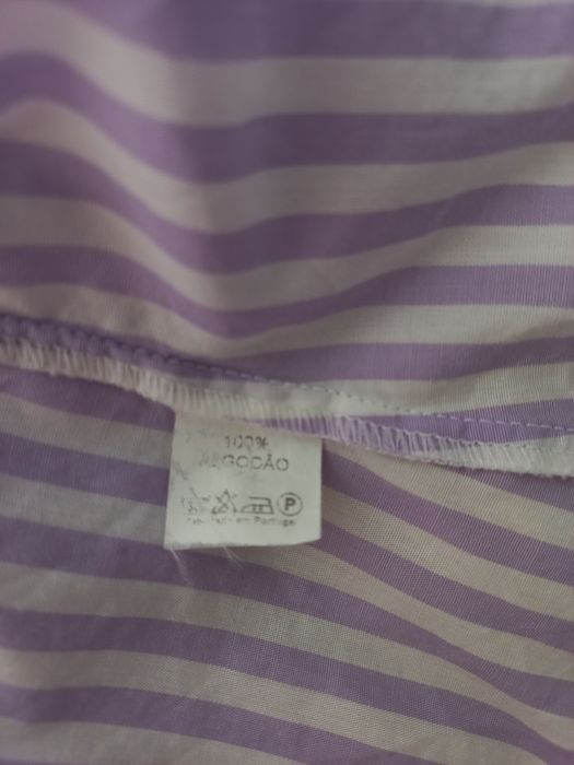 Camiseiro às riscas brancas e lilases