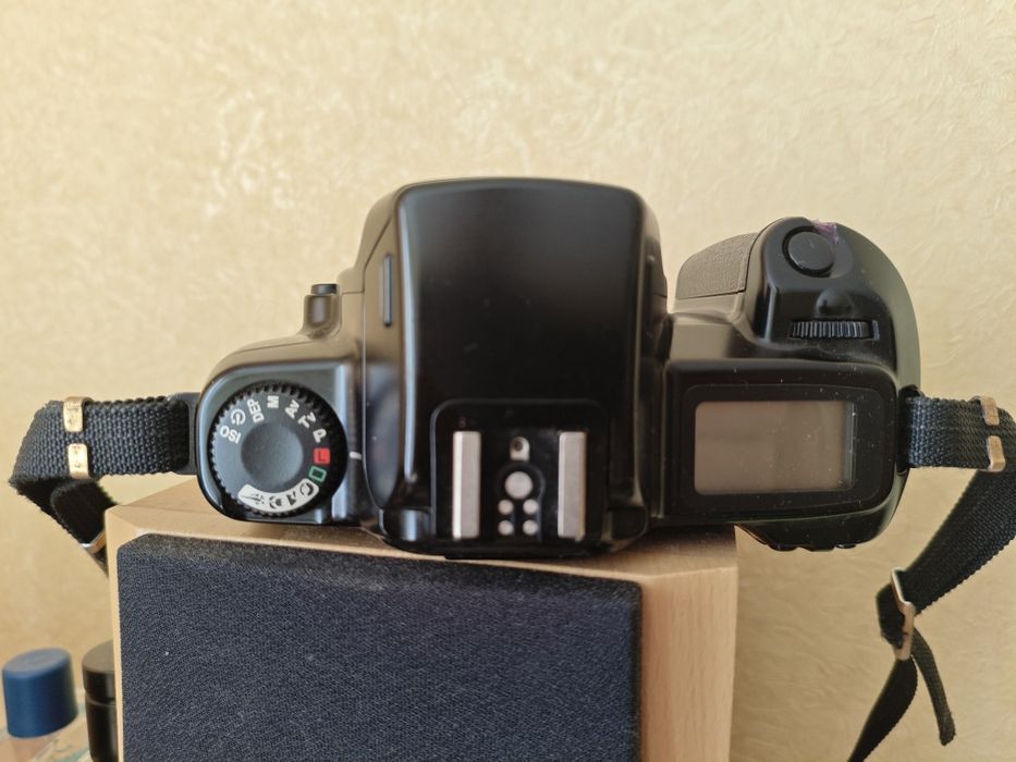 Фотоапарат Canon EOS 1000f