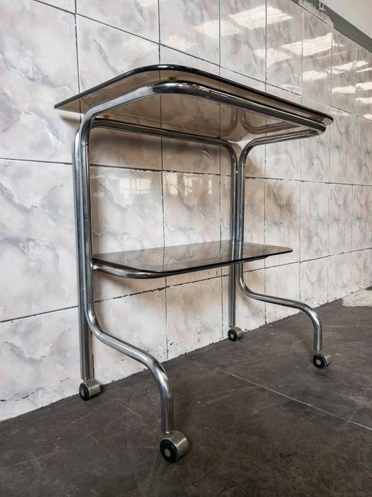 Mesa de apoio cromada e com rodas, dos anos 70.