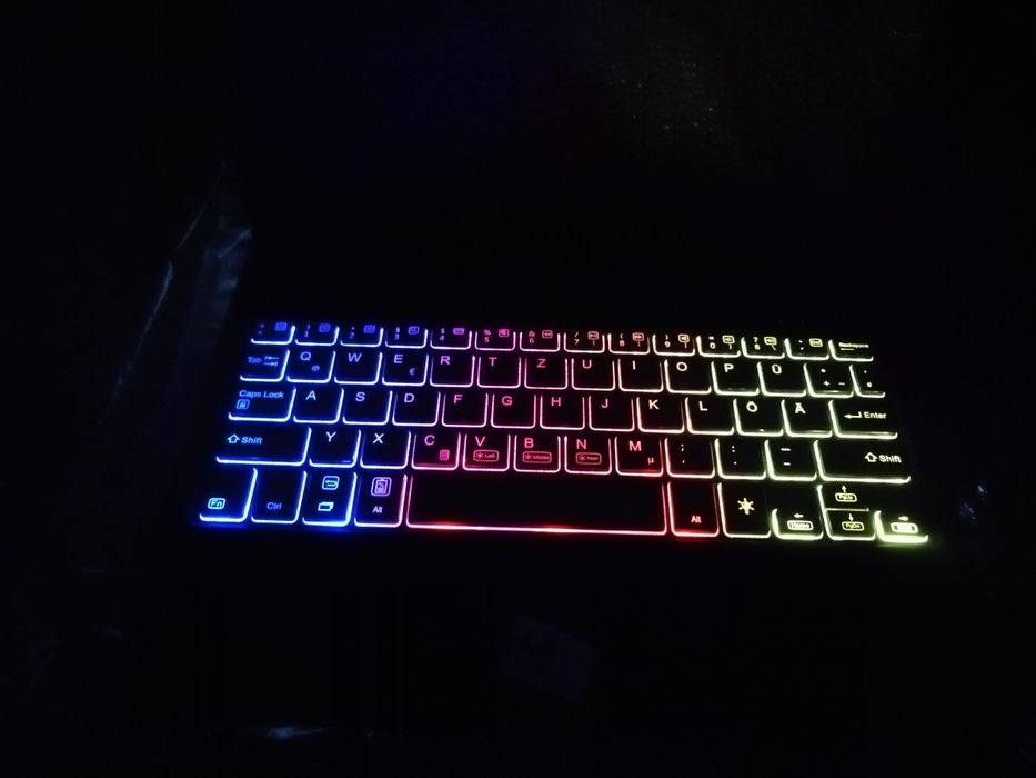 Блютуз клавиатура 4шт + 6шт чехлов, новые.