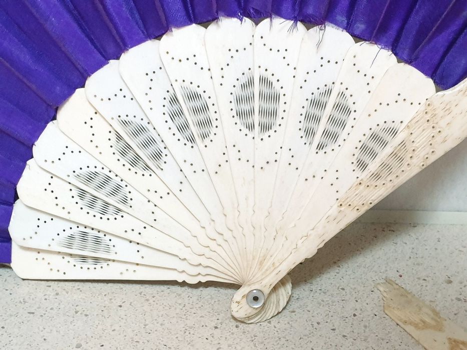 Lindo antigo precioso leque para restauro