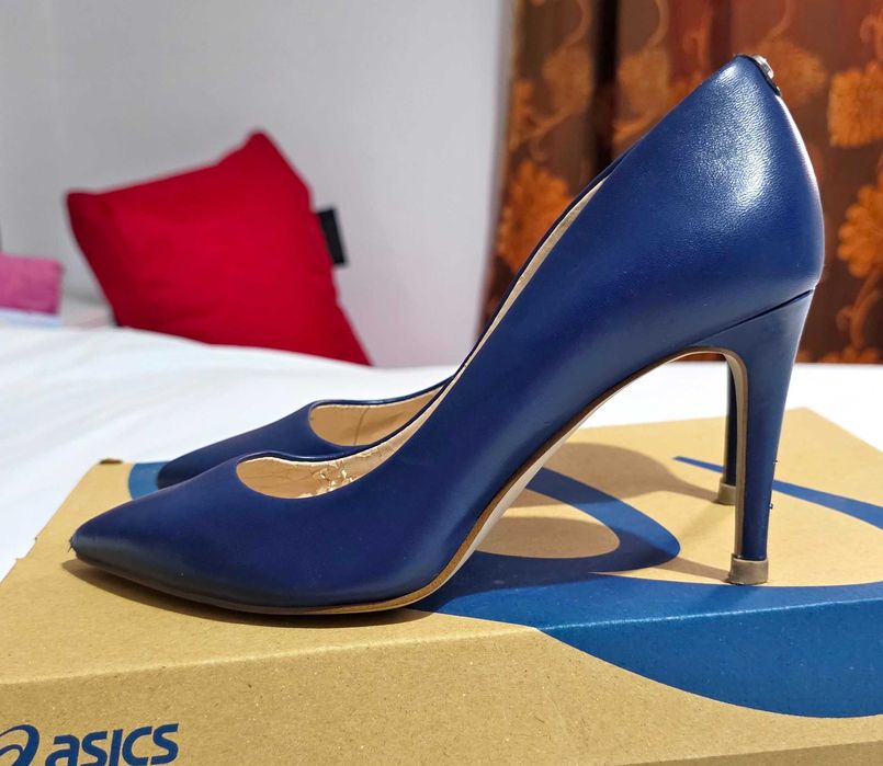 Sapatos Guess Tamanho 36 novos,