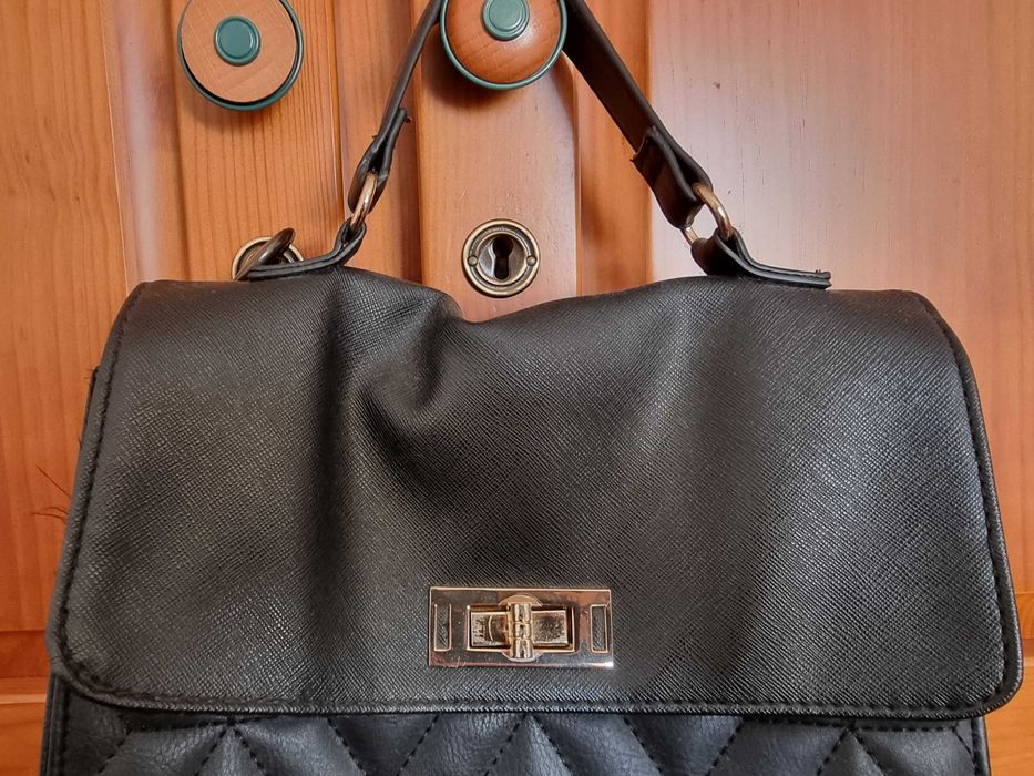 Mochila preta com detalhes dourados Primark