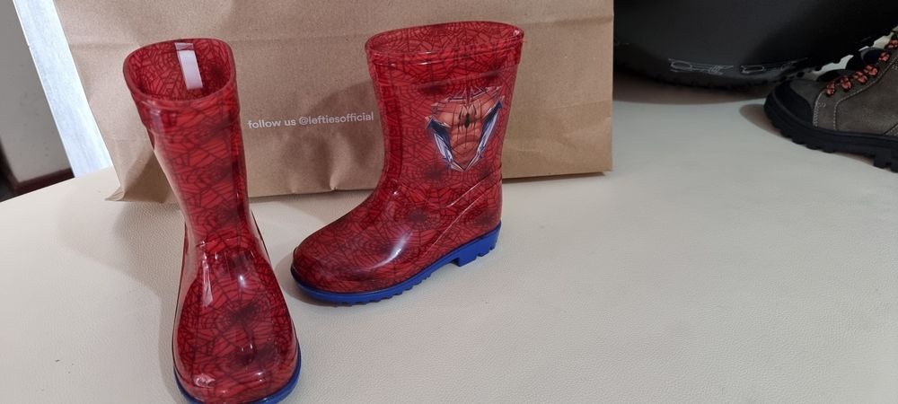 Vendo 2 pares de botas tamanho 25 e umas galochas tamanho 25.