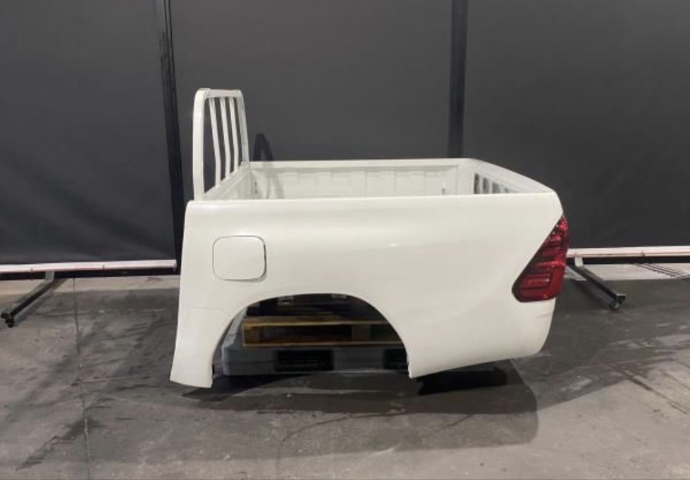 Vendo caixa de carga hilux como nova com parachoque