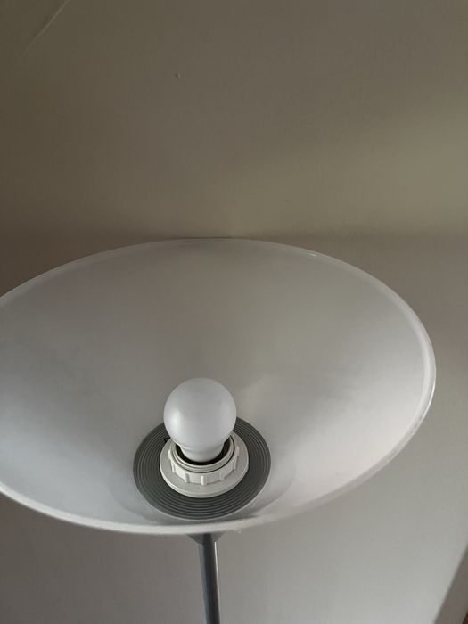 Lampa stojąca z żarówką