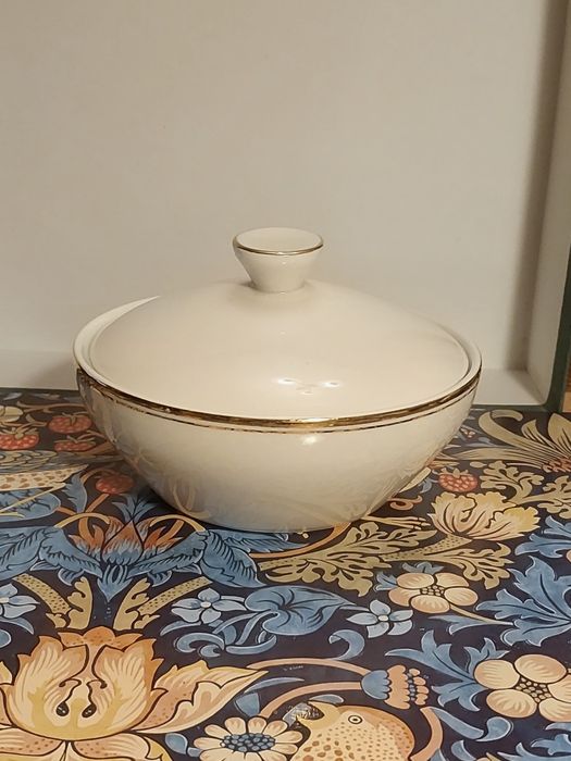 Porcelanowa bombonierka Karolina ze złoceniami – vintage PRL