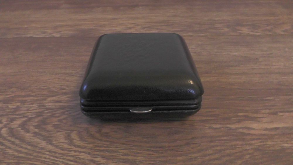 Zegar budzik w futerale