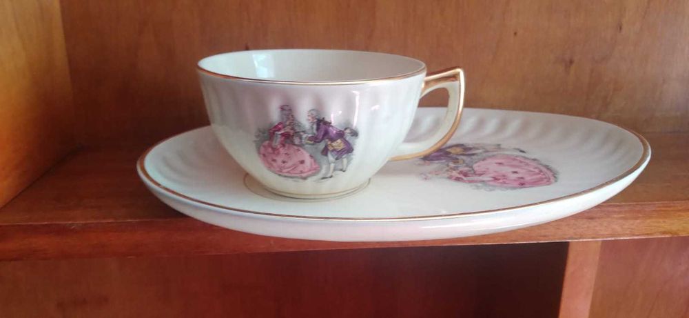 Almoçadeira e chávena de chá com prato para biscoitos ou torradas