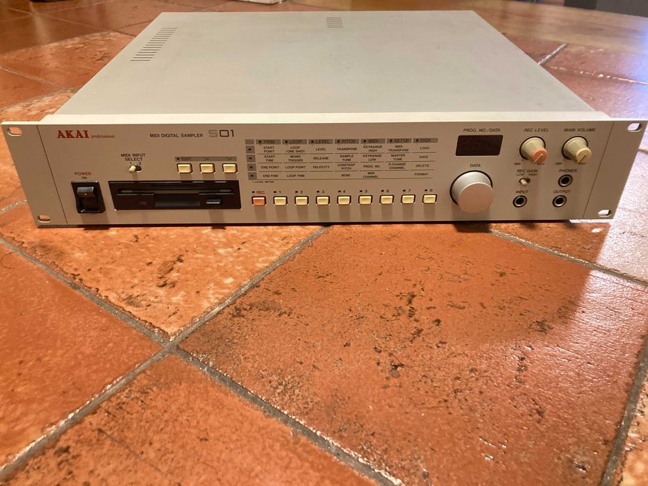 Akai S01 sampler