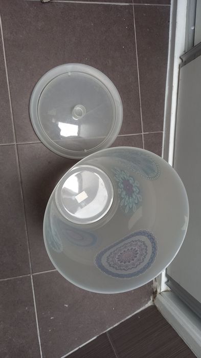 Caixote de lixo de plástico com tampa