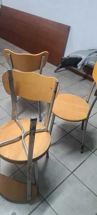 Cadeiras em madeira e metal