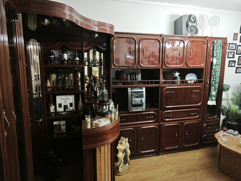 Móvel de Sala em Mogno com Bar, Cristaleira