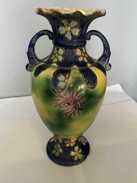 Stary ceramiczny dzban ręcznie malowany kwiaty