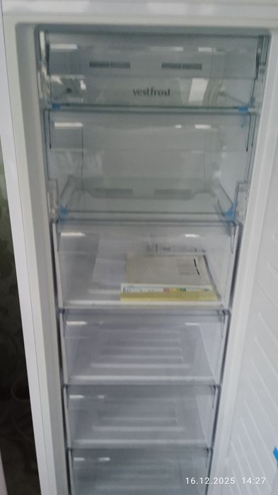 Новая морозильная камера Vestfrost CMFN144W.
