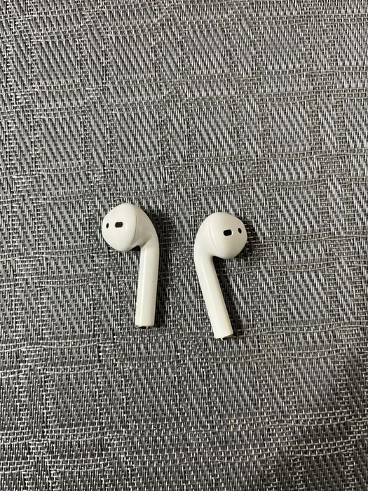 Продам Airpods 2 +два кейса Оригинал б/у